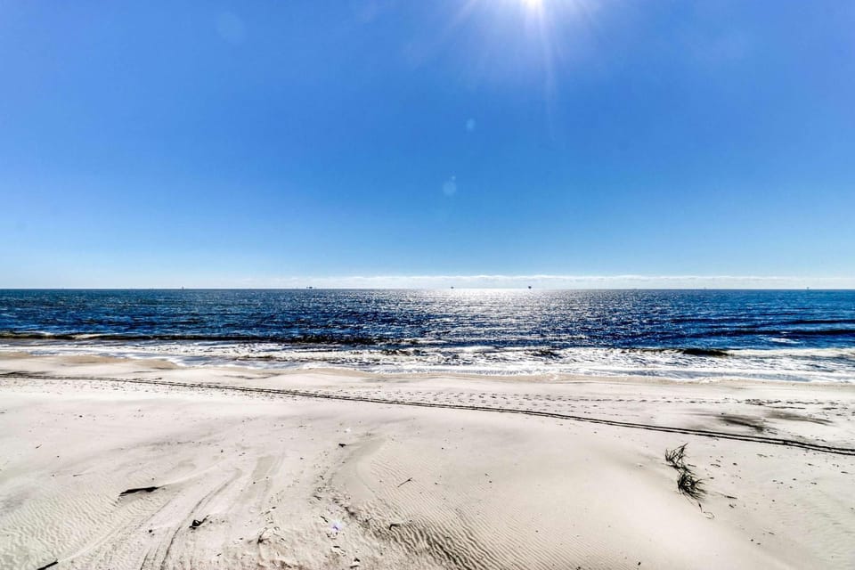 Charming beachfront home with Gulf views & wraparound deck - right on the sand House in Dauphin Island