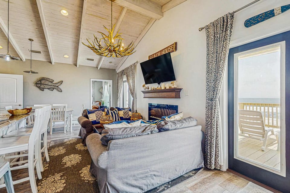 Charming beachfront home with Gulf views & wraparound deck - right on the sand House in Dauphin Island