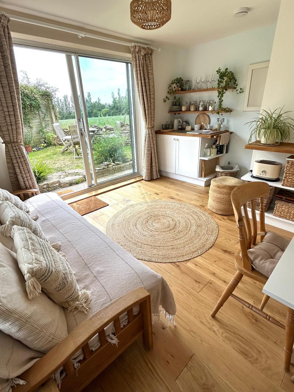 Garden, Kitchen or kitchenette, Living room, Seating area, Dining area