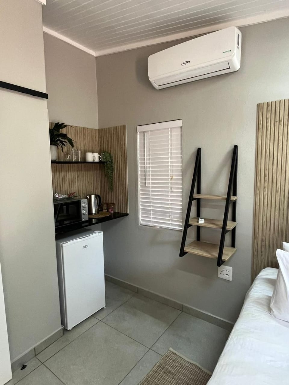 Kitchen or kitchenette, microwave, air conditioner