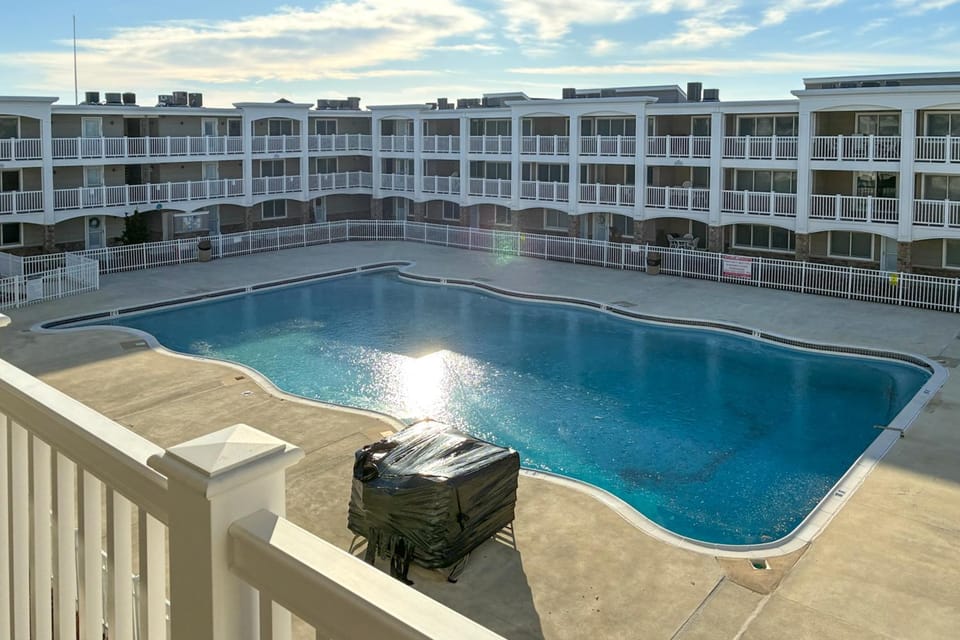 Oceanside Retreat in Mantoloking: Walk to Beach! House in Brick