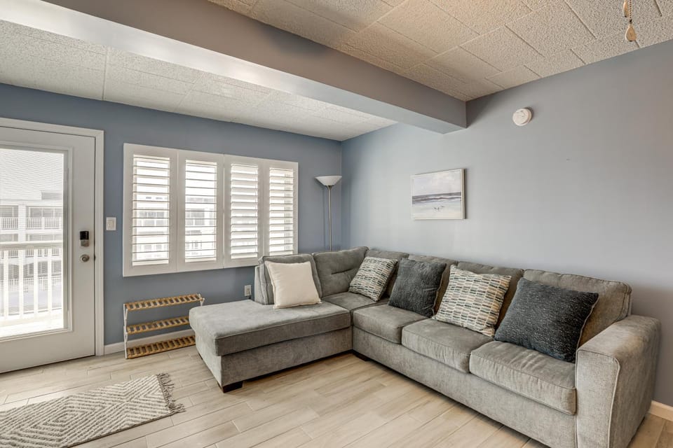 Oceanside Retreat in Mantoloking: Walk to Beach! House in Brick