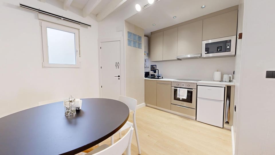 Kitchen or kitchenette, Dining area