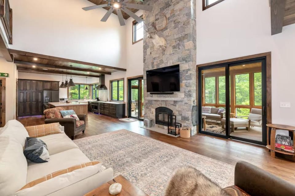 South Peak Chalet at Loon Mtn Hot Tub and Views! House in Woodstock