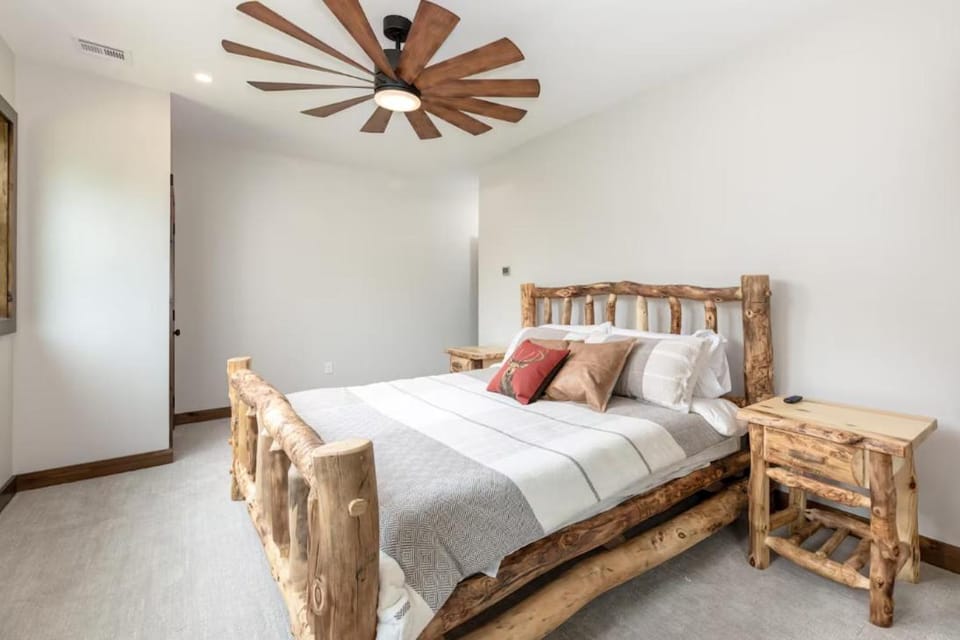 South Peak Chalet at Loon Mtn Hot Tub and Views! House in Woodstock