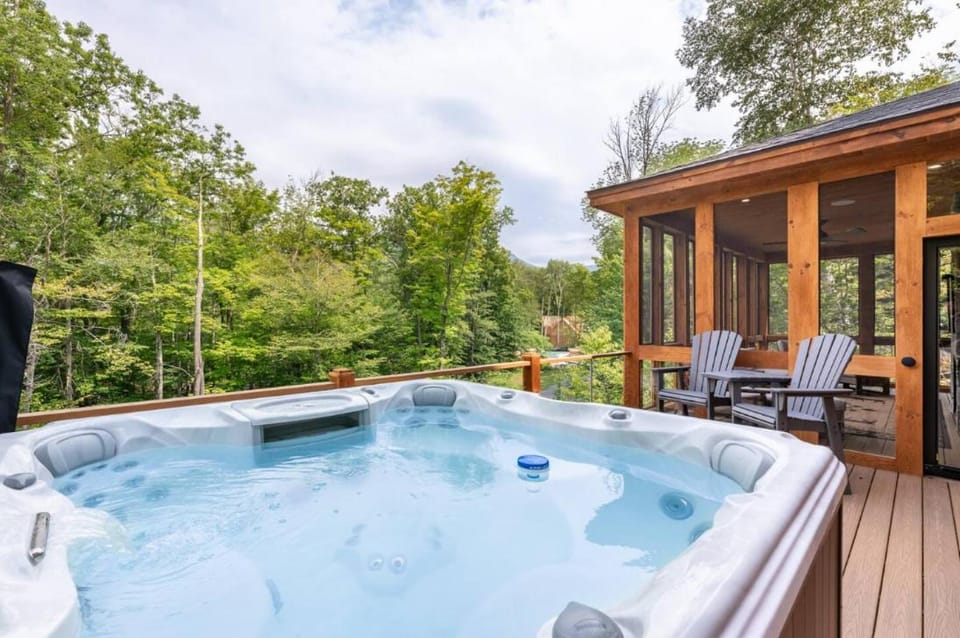 South Peak Chalet at Loon Mtn Hot Tub and Views! House in Woodstock