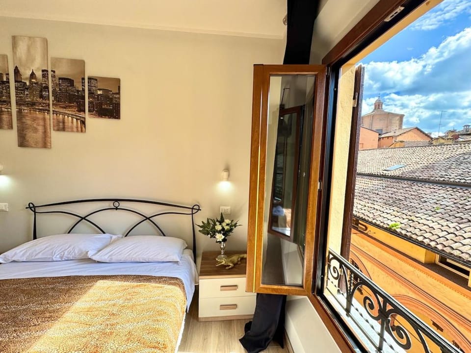 Bed, Photo of the whole room, Bedroom, City view