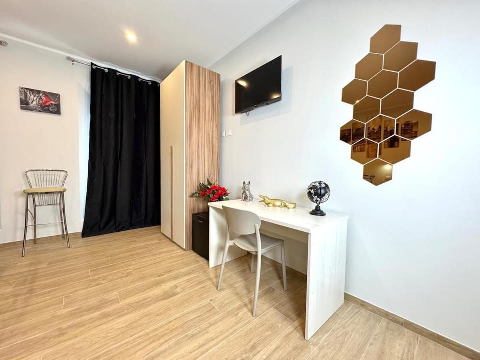 TV and multimedia, Seating area, Bedroom