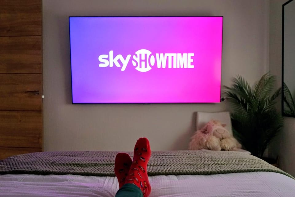 Bed, TV and multimedia, Evening entertainment, Bedroom