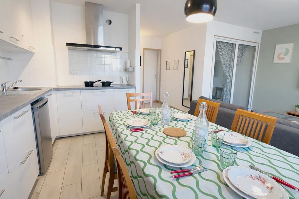 Kitchen or kitchenette, Living room, Dining area, stove