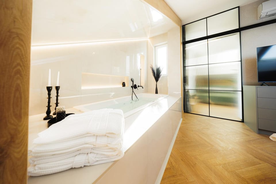 Hot Tub, Bedroom
