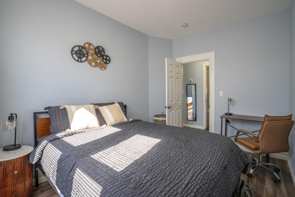 Bed, Photo of the whole room, Bedroom