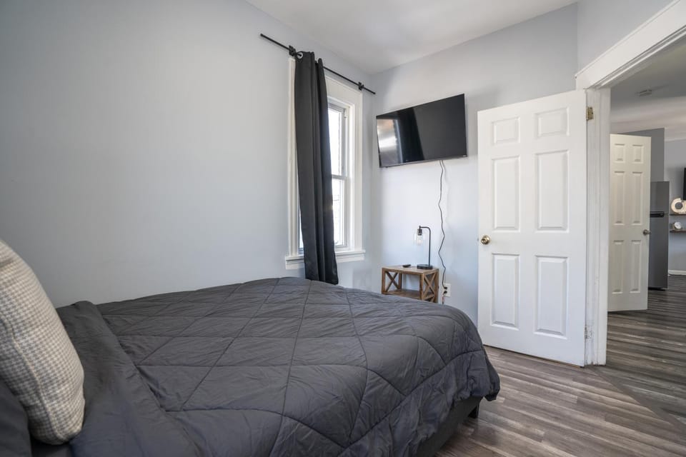 Bed, TV and multimedia, Photo of the whole room, Bedroom, wardrobe