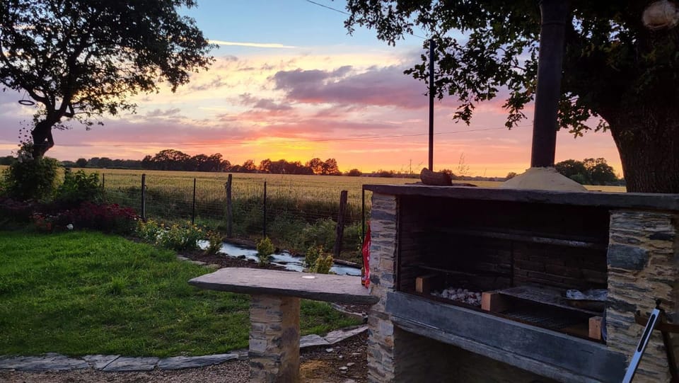 Patio, Day, Natural landscape, BBQ facilities, BBQ facilities, On site, Area and facilities, Location, Sunrise, Sunset, Family, fireplace