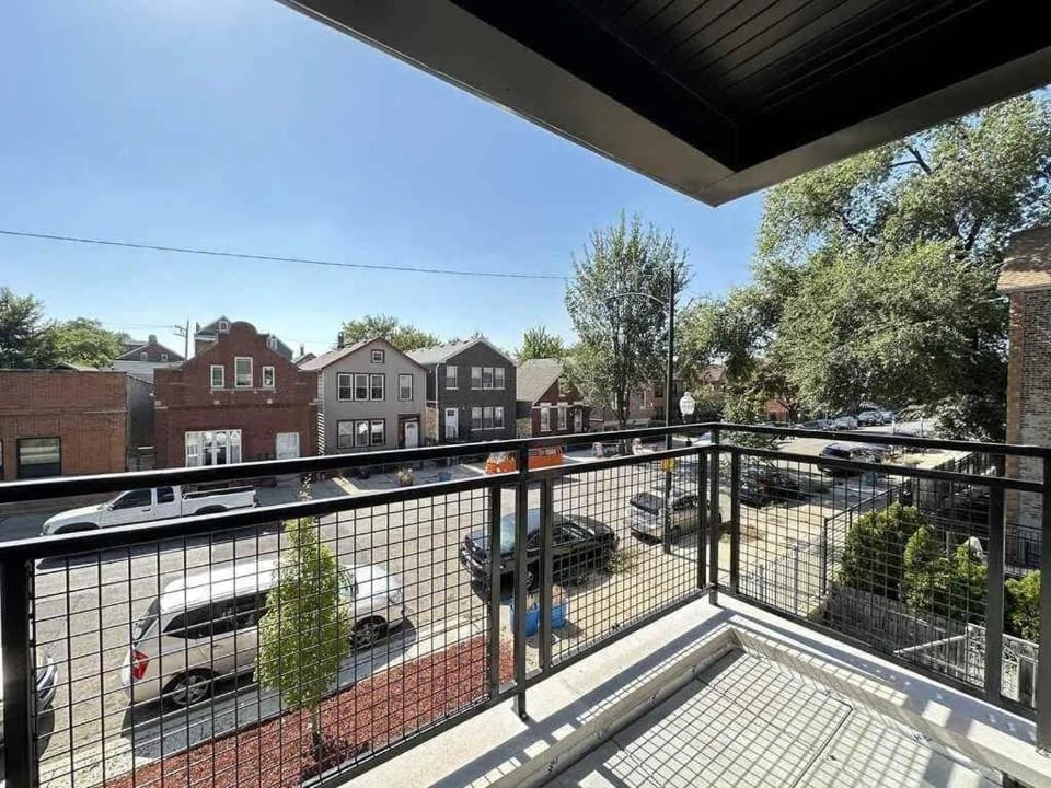 Renovated 3 Bedroom Chicago Downtown Pilsen Apartment in Lower West Side