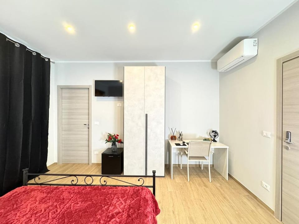 Bed, TV and multimedia, Photo of the whole room, Bedroom, wardrobe, air conditioner