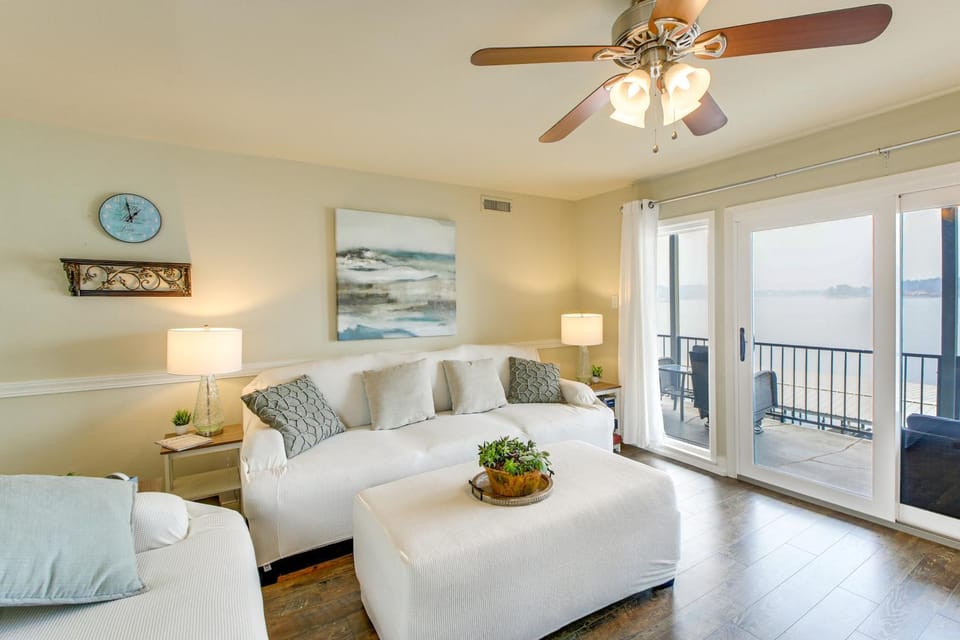 Easy-Access Lake Hamilton Condo w/ Fireworks View House in Lake Hamilton