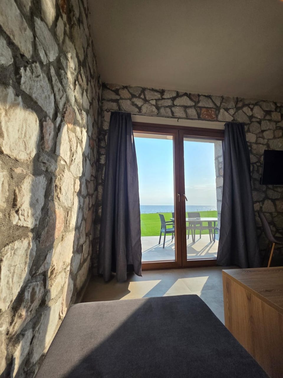 Natural landscape, TV and multimedia, View (from property/room), Balcony/Terrace, Photo of the whole room, Bedroom, Sea view