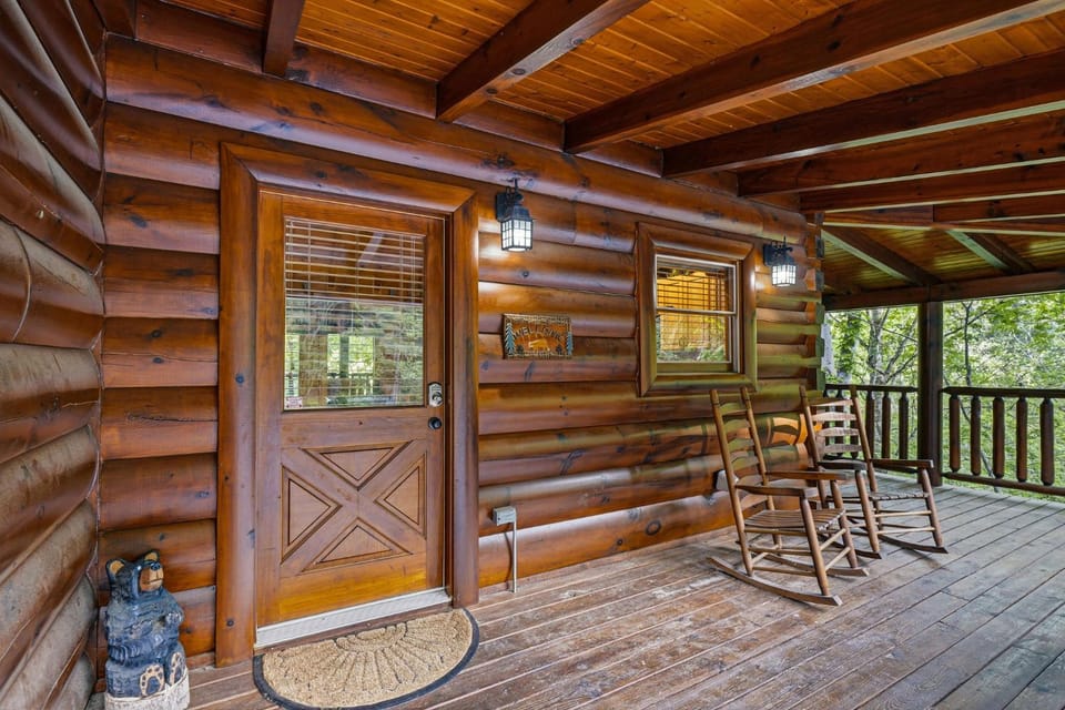 Bear Tracks Bungalow by American Patriot Getaways House in Pigeon Forge