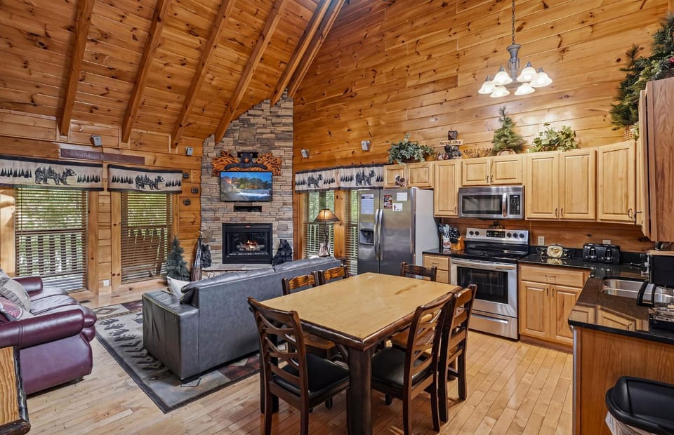 Bear Tracks Bungalow by American Patriot Getaways House in Pigeon Forge