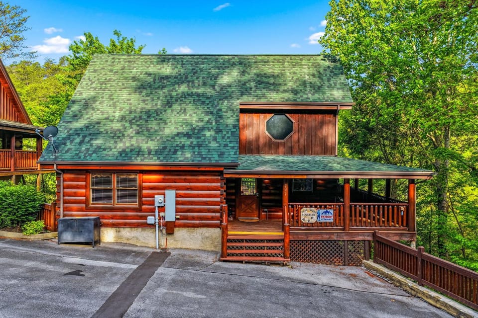 Bear Tracks Bungalow by American Patriot Getaways House in Pigeon Forge