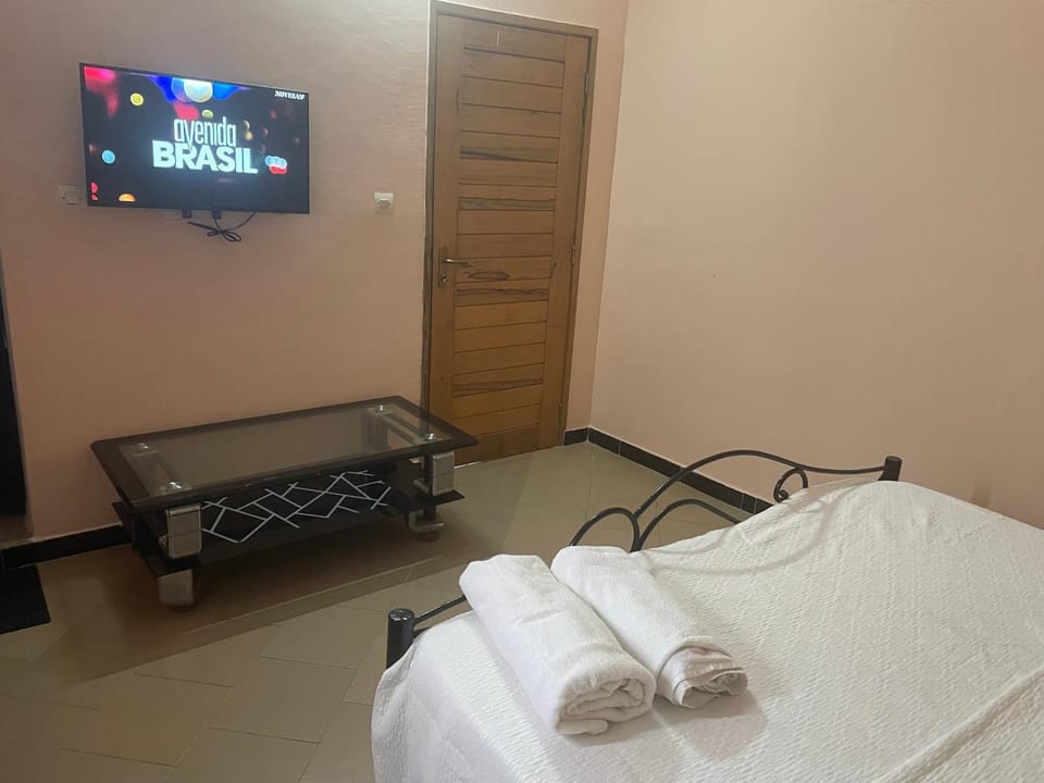 Bed, TV and multimedia, Bedroom, towels