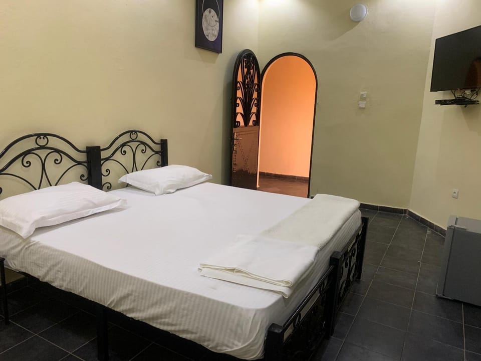 Bed, Photo of the whole room, towels, air conditioner