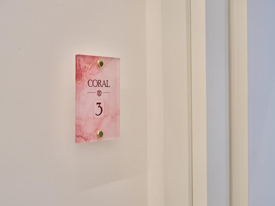 Decorative detail, Logo/Certificate/Sign, Text overlay, Certificate/Award
