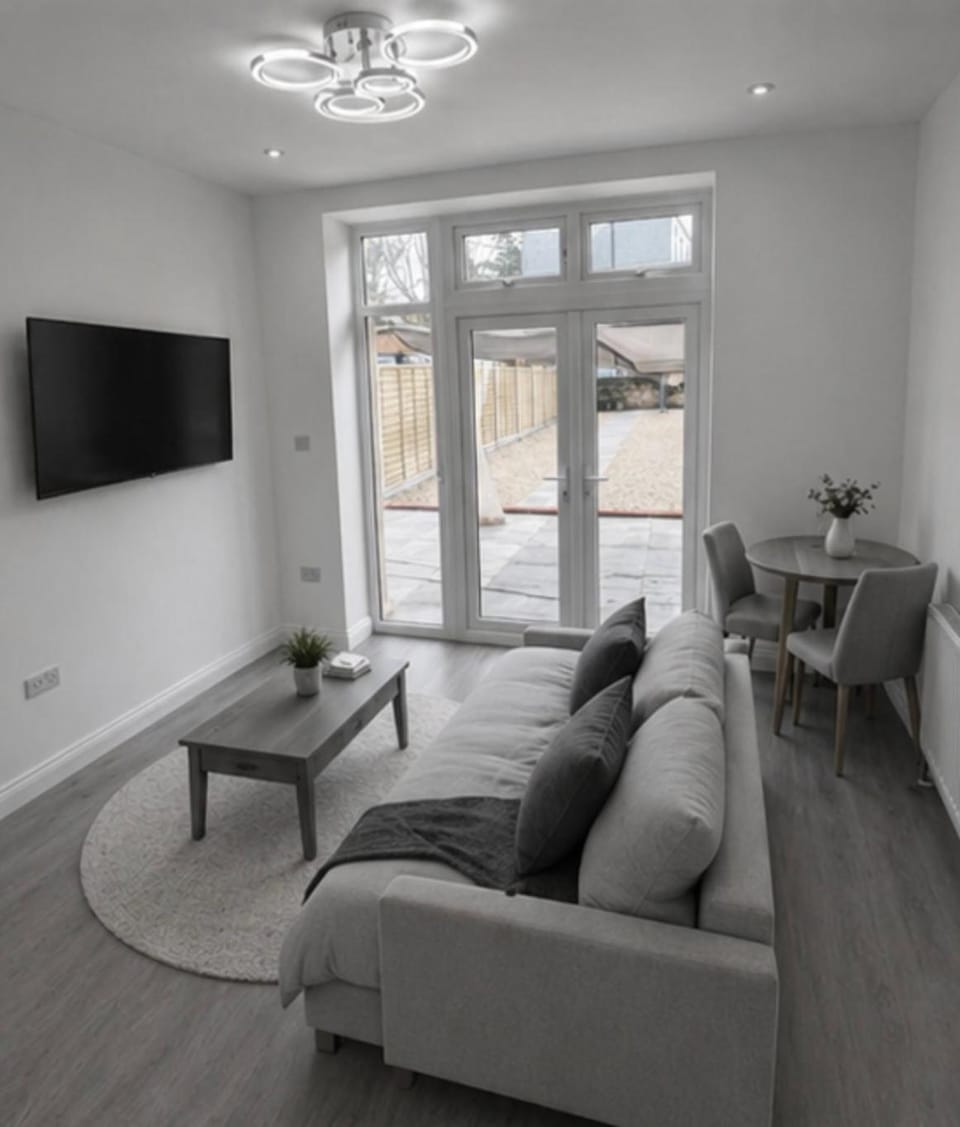 Communal lounge/ TV room, TV and multimedia, Living room, Seating area, Dining area, Evening entertainment