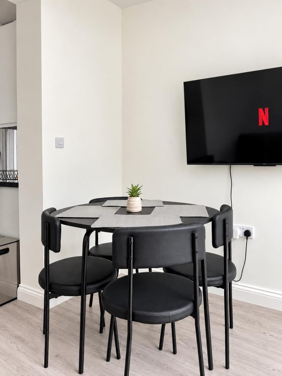 Stylish 2Bed Retreat Fast Links to Central London Apartment in London
