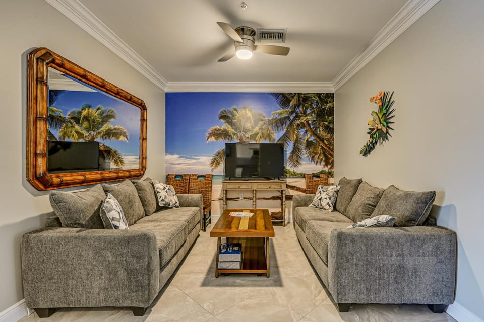 Luxury Waterfront Living! Naples Resort Condo House in Lely Resort