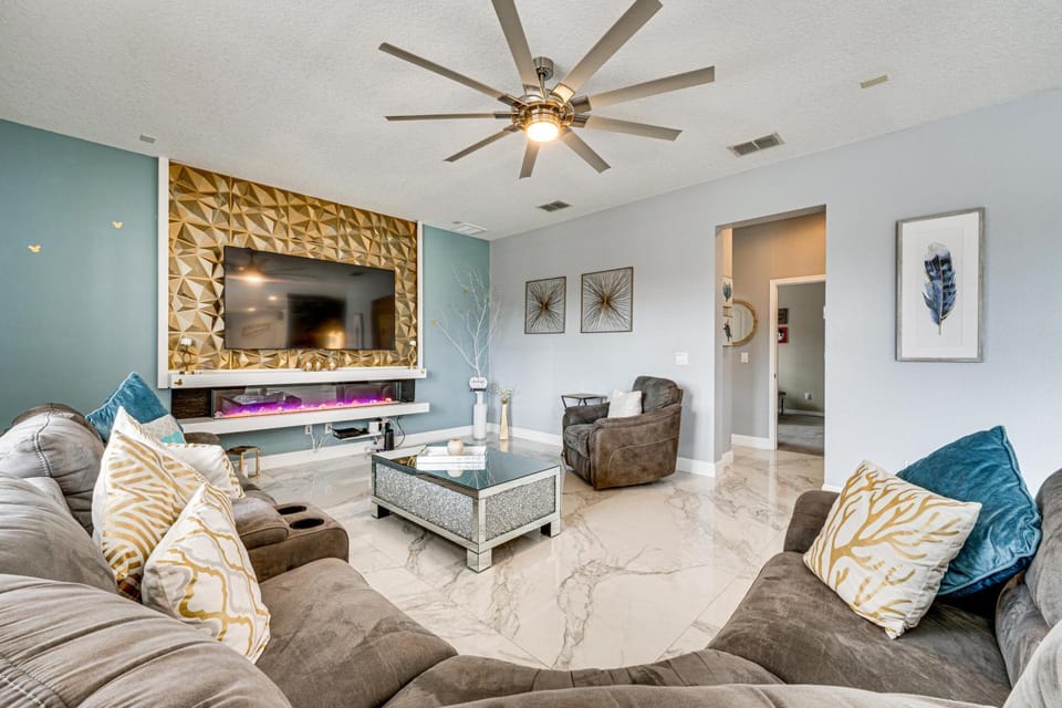 Deck + Community Perks: Home Near Disney Parks! House in Four Corners