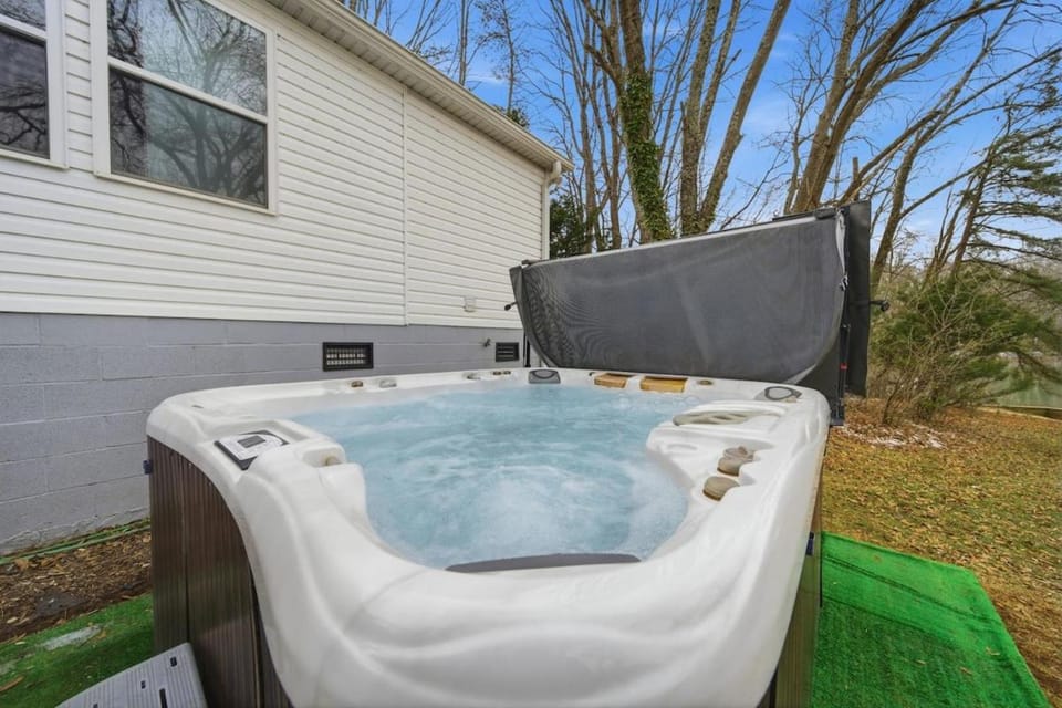 Castaway Cove 5 Bed Lake Retreat Fire Pit Hot Tub! House in Lake Wylie