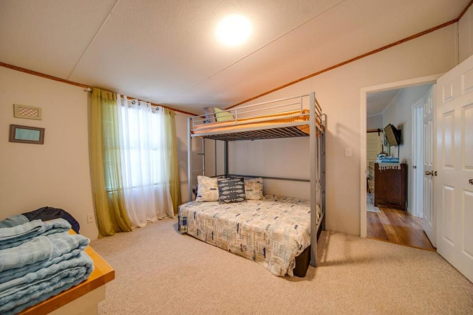 Castaway Cove 5 Bed Lake Retreat Fire Pit Hot Tub! House in Lake Wylie