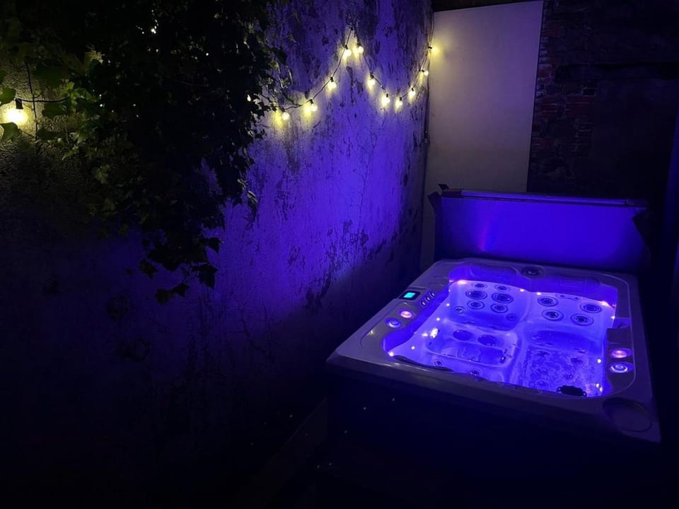Patio, Night, Hot Tub, Spa and wellness centre/facilities, Decorative detail