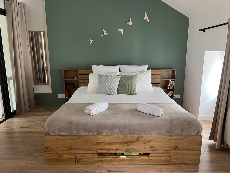 Bed, Day, Bedroom, towels