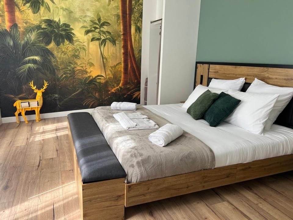 Bed, Day, Photo of the whole room, Decorative detail, Bedroom, towels
