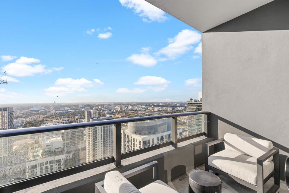 View (from property/room), Balcony/Terrace, Seating area, City view
