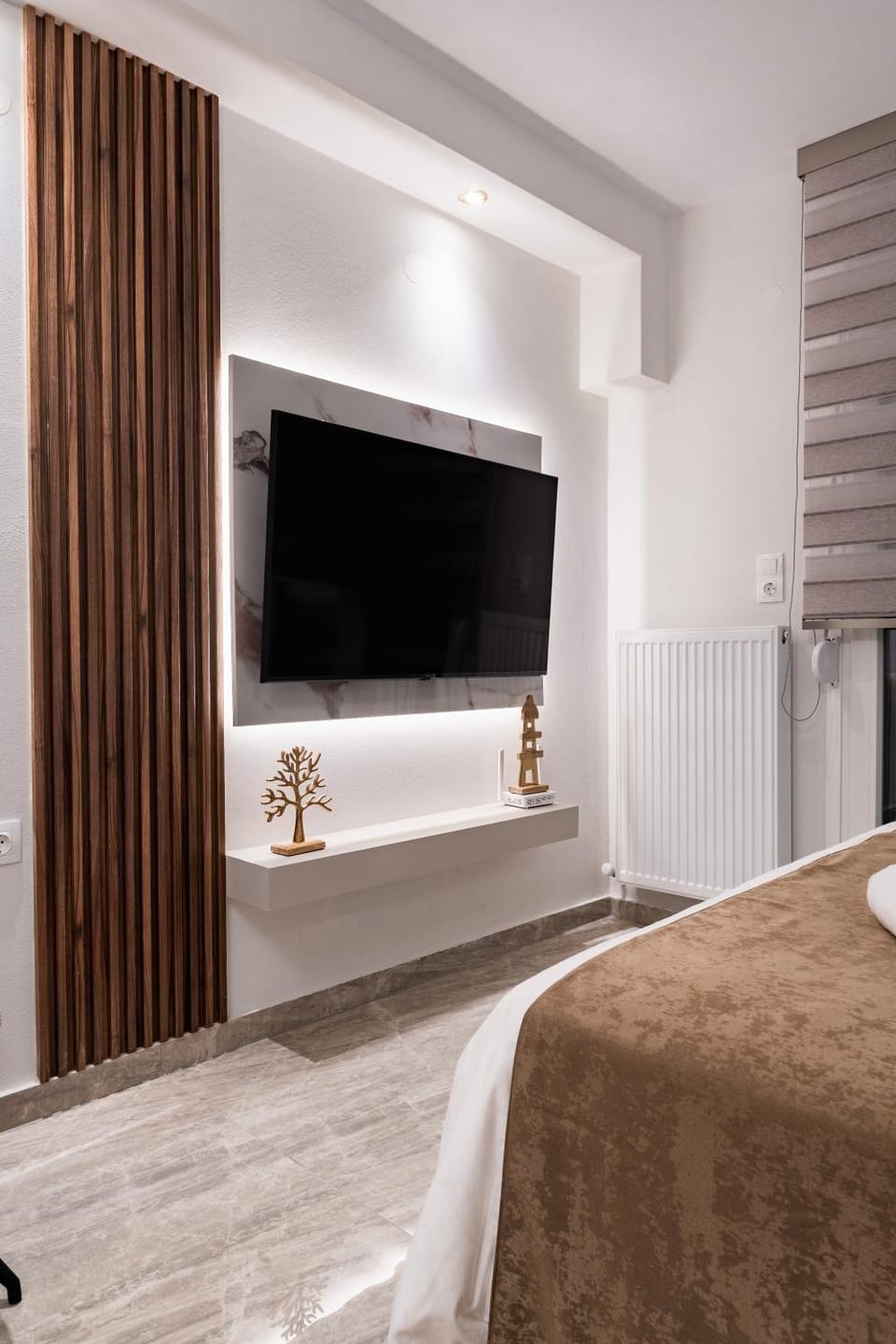 Bed, TV and multimedia, Bedroom