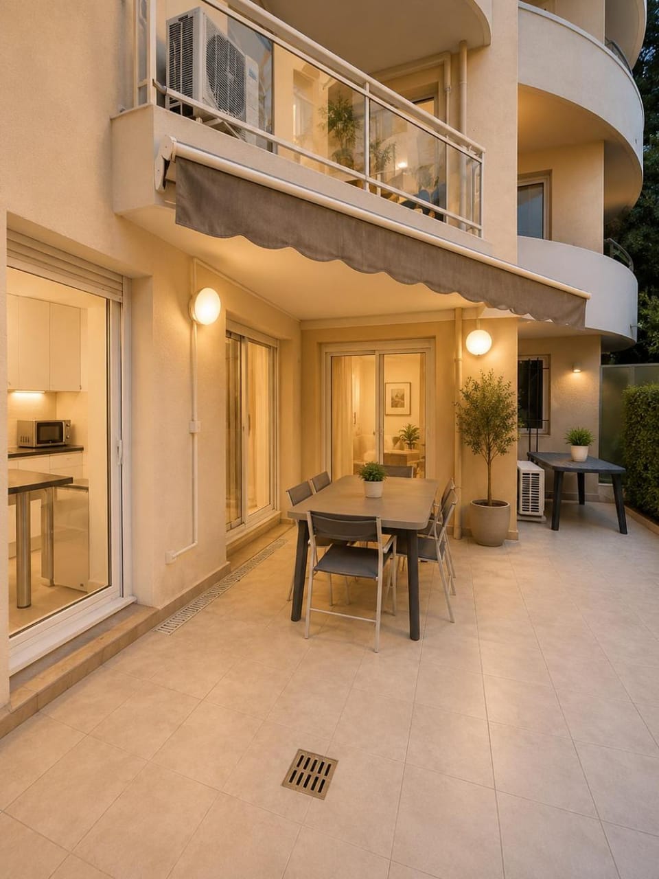 Property building, Patio, Balcony/Terrace, Dining area