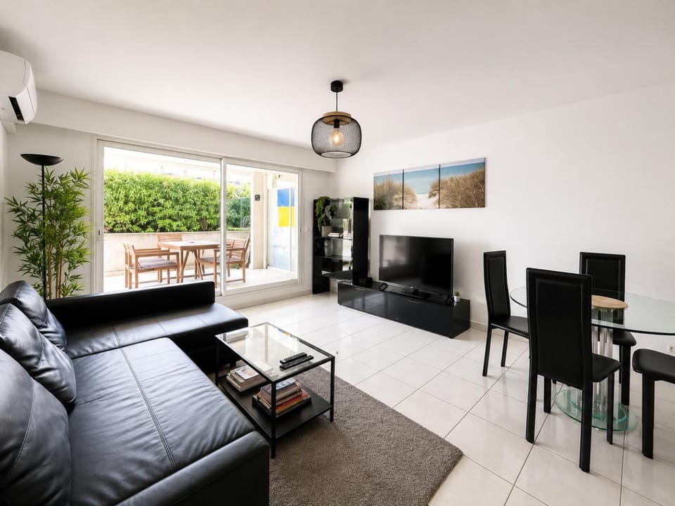 Communal lounge/ TV room, TV and multimedia, Dining area
