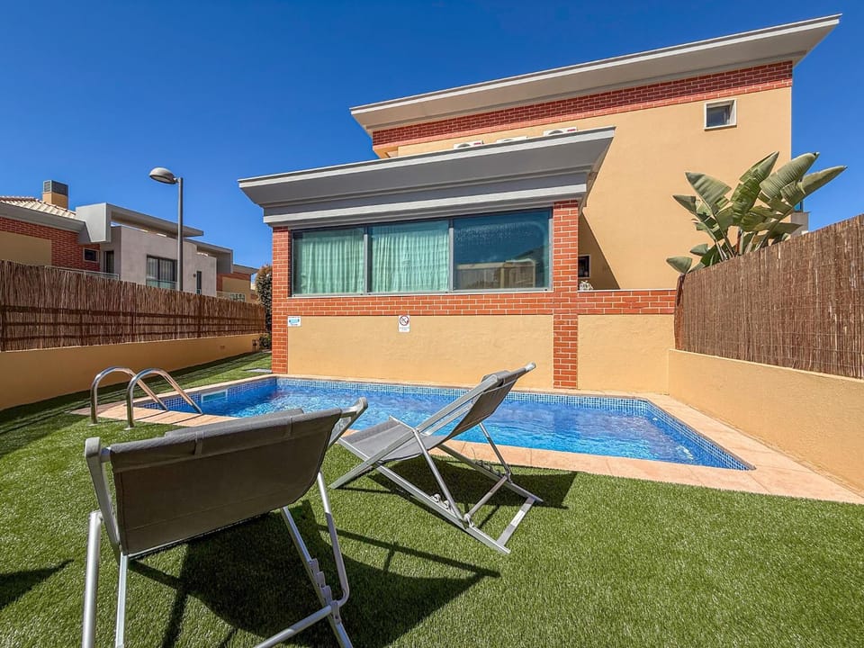Property building, Patio, Day, Garden, Pool view, Swimming pool, Swimming pool, sunbed