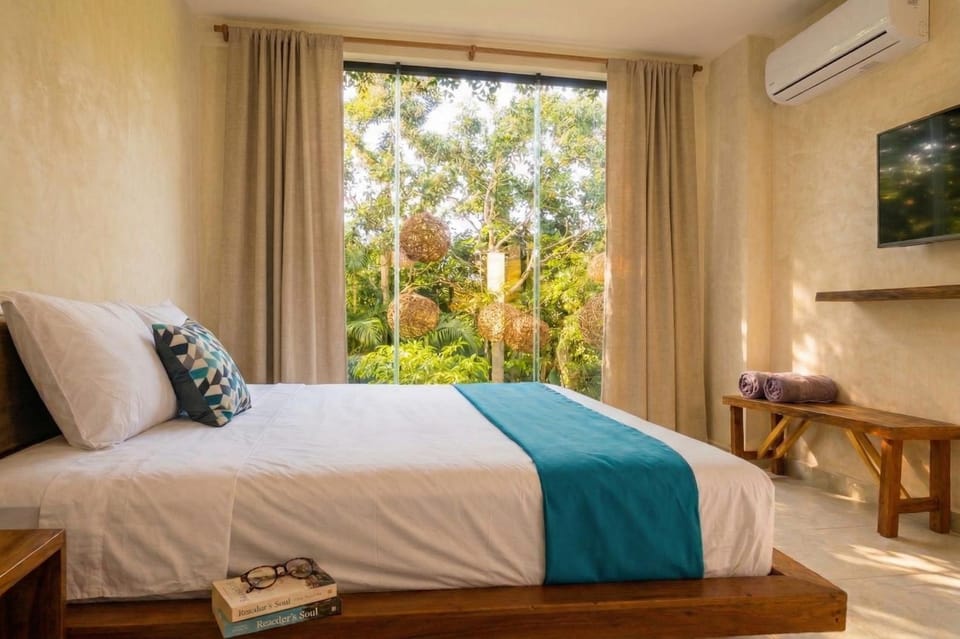 Bed, TV and multimedia, Decorative detail, air conditioner