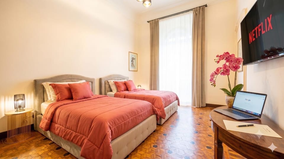 Bed, TV and multimedia, Photo of the whole room, Bedroom