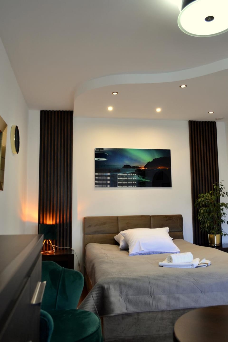 Bed, TV and multimedia, Living room, Photo of the whole room, Seating area, Bedroom, towels