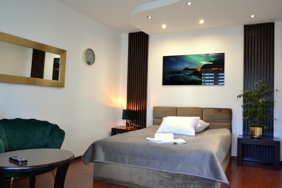 Bed, Living room, Photo of the whole room, Seating area, Bedroom, towels