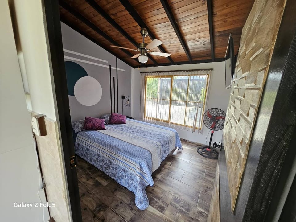 Red Cabin Retreat with free airport rides Cabin in Pereira