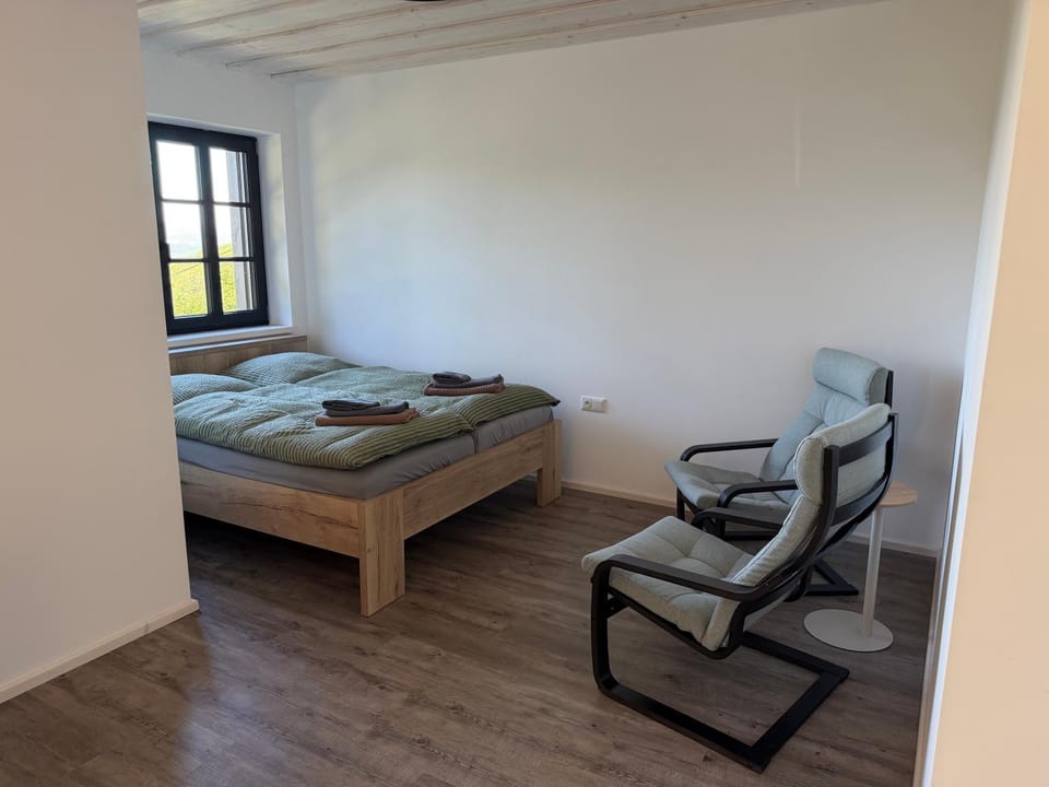 Bed, Photo of the whole room, Seating area