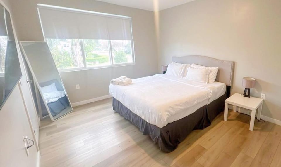 Bed, TV and multimedia, Bedroom