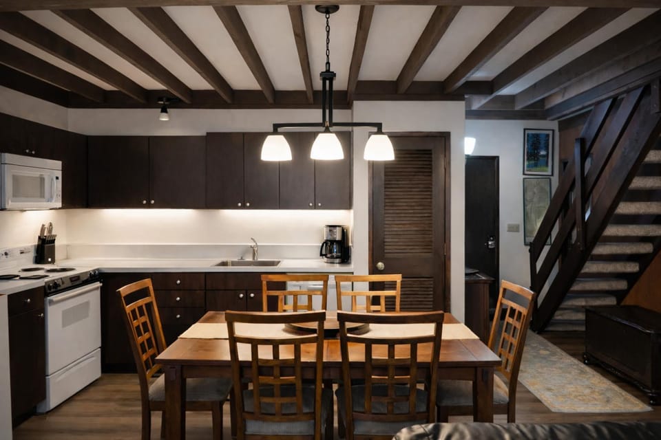 Coffee/tea facilities, Kitchen or kitchenette, Dining area, furniture, microwave, oven, stove, toaster